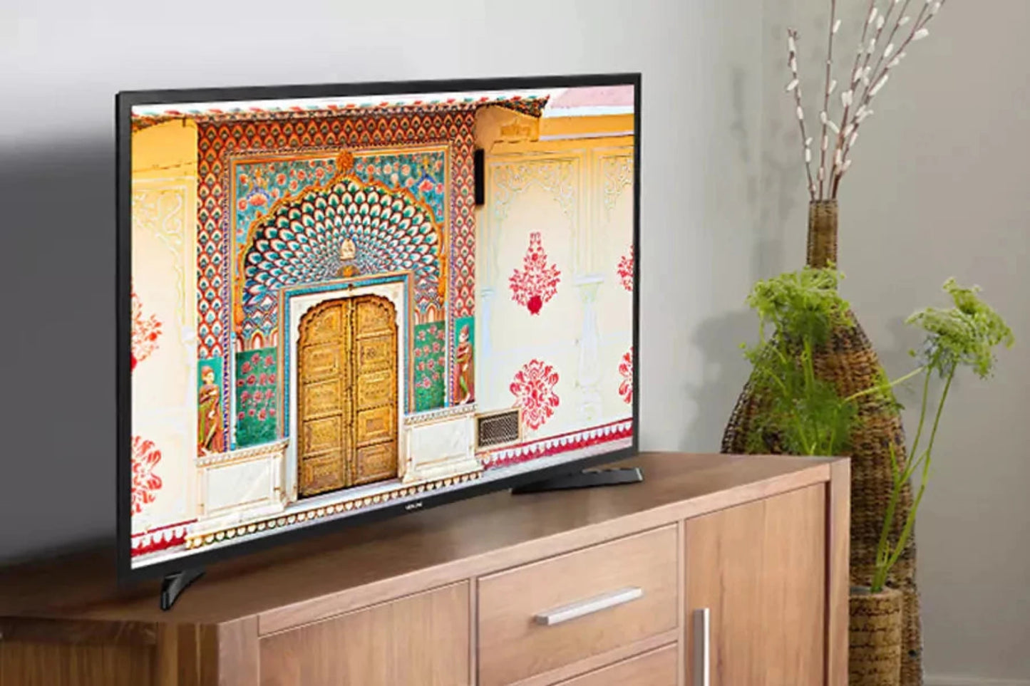 You can choose to work from the cloud, mirror your laptop for a big screen convenience or remotely access your office computer when you need to work on an unfinished file with Samsung 80 cm (32 Inches)